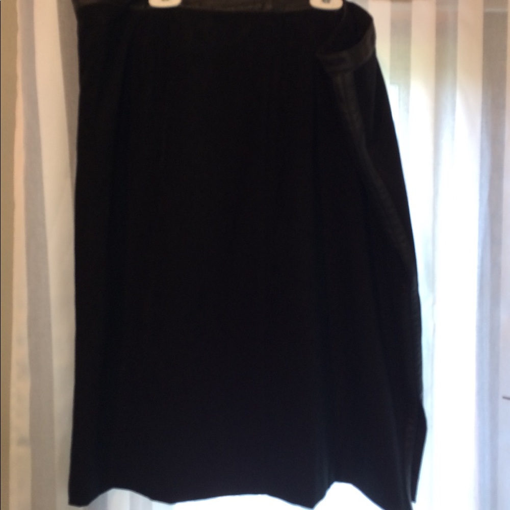 Annex blk Suede skirt leather trim on the sides.